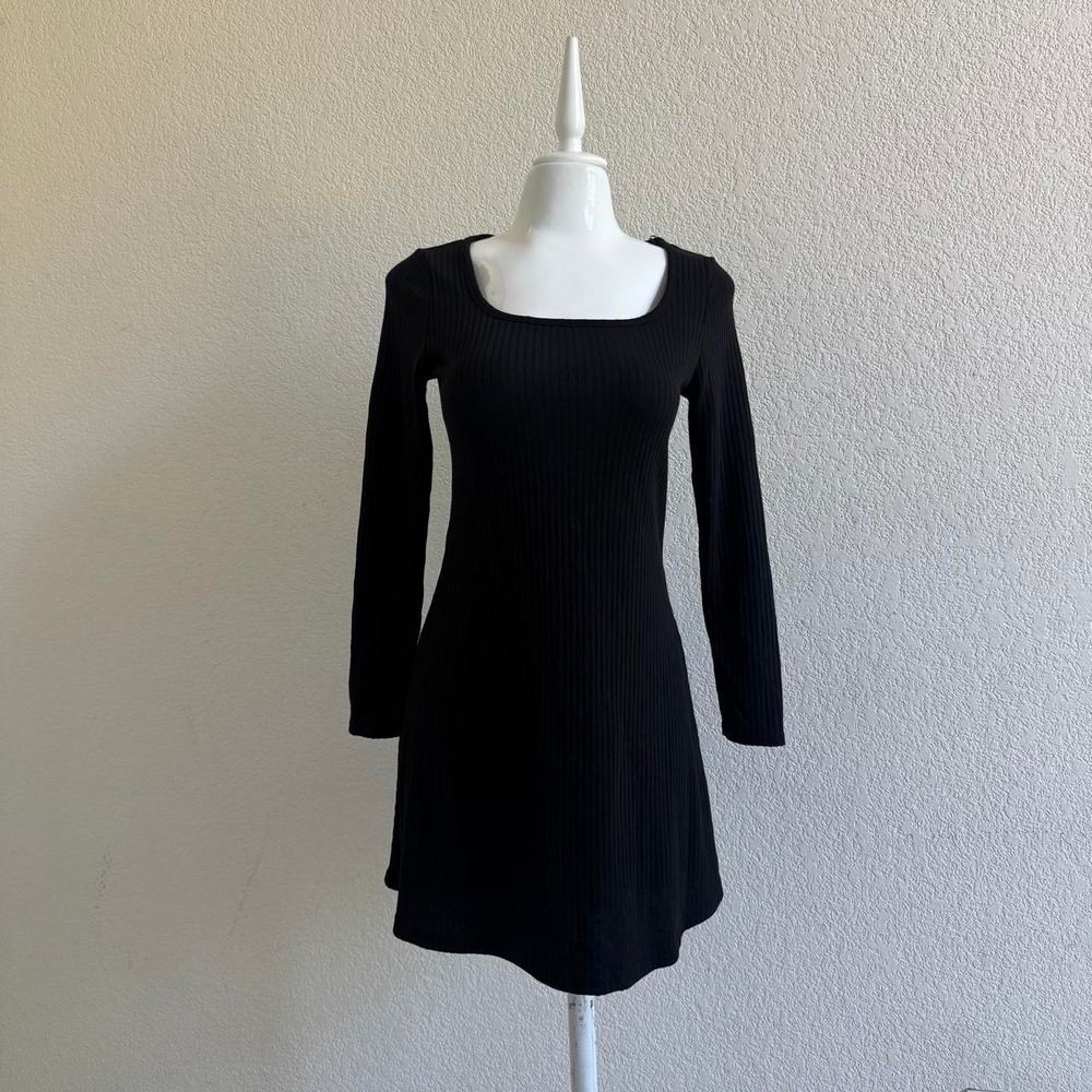Old Navy black ribbed knit long sleeve mini dress in a S